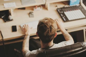 Photo d'un homme qui travaille a son bureau